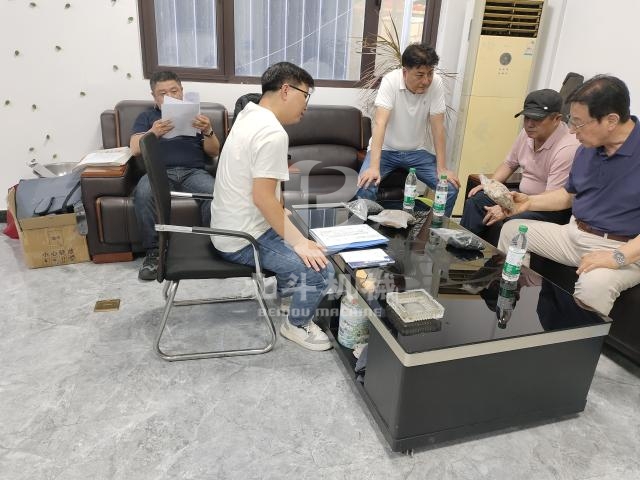 周經(jīng)理進(jìn)行接待:鋸末粉碎機技術(shù)研討交流